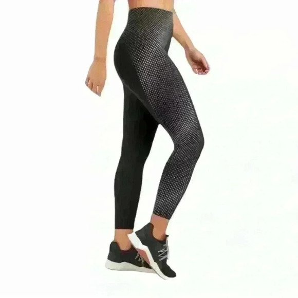NWT  SPANX Every.Wear Asymmetrical
Reflective 7/8 Leggings size L - Picture 2 of 5